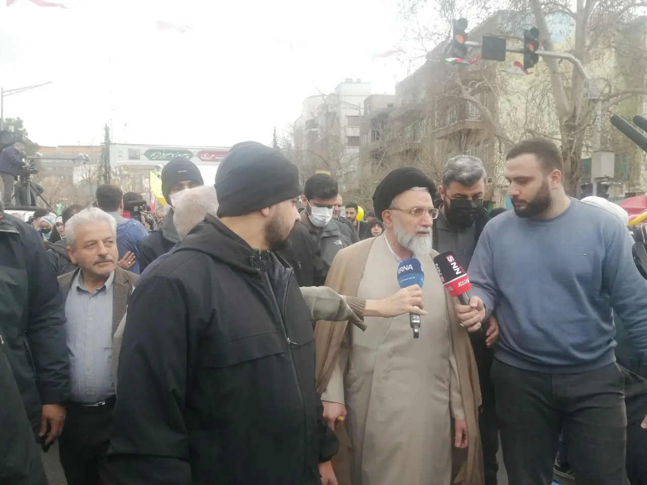 رئیس سازمان انرژی اتمی، وزرای اطلاعات، ارتباطات، کار، ورزش و دبیر شورای انقلاب فرهنگی در راهپیمایی ۲۲ بهمن شرکت کردند