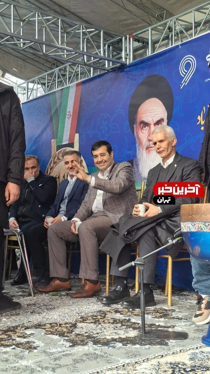 رئیس سازمان انرژی اتمی، وزرای اطلاعات، ارتباطات، کار، ورزش و دبیر شورای انقلاب فرهنگی در راهپیمایی ۲۲ بهمن شرکت کردند