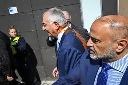 تصاویری از حمله به رضا پهلوی با سس قرمز