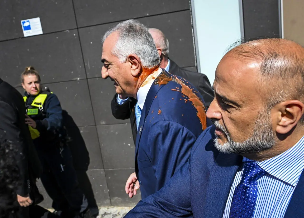 تصاویری از حمله به رضا پهلوی با سس قرمز