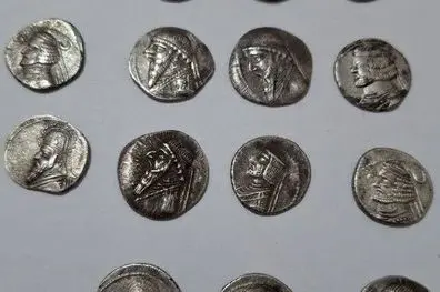 کشف ۱۵ سکه نقره اشکانی در دره‌شهر