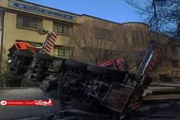 واژگونی جرثقیل ۱۱۰ تُنی در حیاط یک مدرسه در تهران