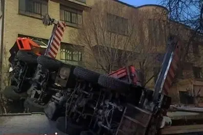 واژگونی جرثقیل ۱۱۰ تُنی در حیاط یک مدرسه در تهران