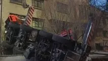واژگونی جرثقیل ۱۱۰ تُنی در حیاط یک مدرسه در تهران