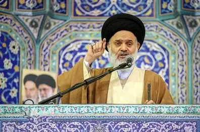 امام جمعه قم: انقلاب اسلامی به برکت اتصال به خدا ، پابرجا مانده است