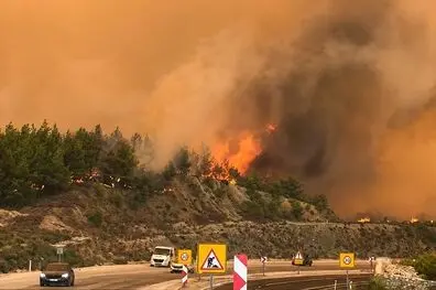 آتش‌سوزی گسترده جنگلی در موغلا؛ مناطق مسکونی و بیمارستان تخلیه شدند