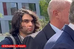 جوانی که به رضا پهلوی سس کچاپ پرتاب کرد