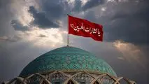 پرچم سرخ «یا لثارات الحسین(ع)» بر فراز گنبد مصلی تهران به اهتزاز درآمد+ویدیو