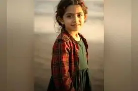 پیکر خانم معلم مدرسه میناب در حالی در زیر آوار کشف شد که مهدیس و همکلاسی‌اش را بغل کرده بود