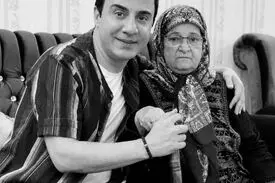 داریوش فرضیایی به سوگ مادر نشست