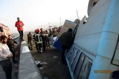 واژگونی مینی‌بوس حامل کارگران ساوه/ مصدومیت ۱۰ کارگر