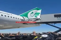 لحظات اولیه استقبال مردم مشهد از پیکر مطهر رهبر شهید و شهدای خانواده ایشان در فرودگاه