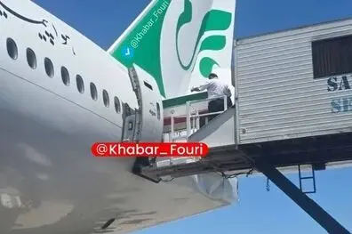 لحظات اولیه استقبال مردم مشهد از پیکر مطهر رهبر شهید و شهدای خانواده ایشان در فرودگاه