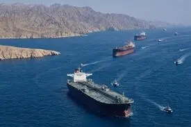  تردد کاروان کشتی‌ها در تنگهٔ هرمز+ عکس