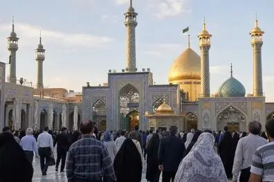 رییس‌جمهور در بدو ورود به قم، به زیارت حرم حضرت معصومه رفت و سپس با آیت‌الله نوری همدانی دیدار کرد+ عکس