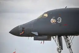 خروج حدود ۱۲ بمب‌افکن B-1 آمریکا از پایگاه بریتانیا پس از تهدیدهای ایران