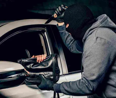 دستگیری سارق لوازم خودرو در حوالی بیمارستان