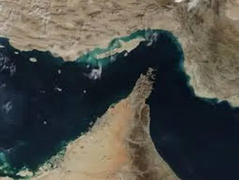 آتش‌سوزی نفتکش متخلف در دریای عمان؛ تلاش برای عبور از منطقه ممنوعه با سامانه‌های ردیابی خاموش+ ویدیو