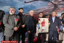 کاروان تیم ملی فوتبال به تهران رسید/یوزها در آغوش هواداران+ویدیو