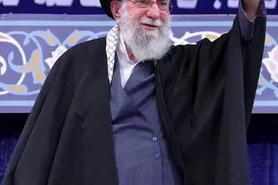 لحظه ورود رهبر انقلاب به حسینیه امام خمینی در دیدار مردم آذربایجان شرقی + ویدیو