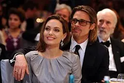 آنجلینا جولی نام‌خانوادگی خود را تغییر داد