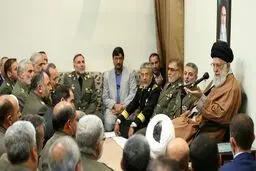 رهبر انقلاب: دست برادری ارتش و سپاه حرکتی زیبا پس از حرکت زشت آمریکایی‌ها بود