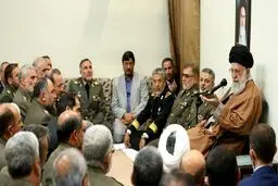 رهبر انقلاب: دست برادری ارتش و سپاه حرکتی زیبا پس از حرکت زشت آمریکایی‌ها بود