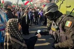 قدردانی مردم تهران از نیروهای حافظ امنیت با اهدای گل