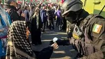 قدردانی مردم تهران از نیروهای حافظ امنیت با اهدای گل