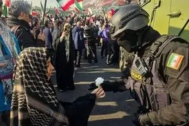 قدردانی مردم تهران از نیروهای حافظ امنیت با اهدای گل