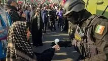 قدردانی مردم تهران از نیروهای حافظ امنیت با اهدای گل