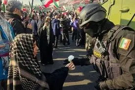 قدردانی مردم تهران از نیروهای حافظ امنیت با اهدای گل