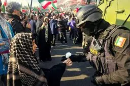 قدردانی مردم تهران از نیروهای حافظ امنیت با اهدای گل