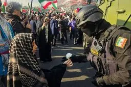 قدردانی مردم تهران از نیروهای حافظ امنیت با اهدای گل