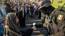 قدردانی مردم تهران از نیروهای حافظ امنیت با اهدای گل