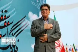 استاد شجریان به دستگاه تنفسی متصل است