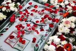 تصویری از ۴ فرزند سردار سلیمانی بر سر مزار پدر