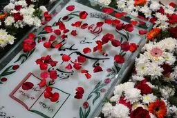 تصویری از ۴ فرزند سردار سلیمانی بر سر مزار پدر