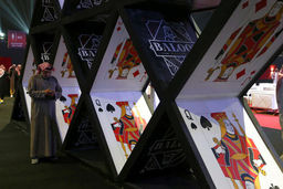 تصاویر | ورق بازی زنان عربستانی در کنار مردان برای اولین بار+تصاویر