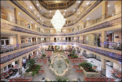 به جای ساخت حوزه های علمیه مجلل به فکر معیشت طلاب باشید /طلاب نان ندارند بخورند