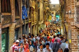 نمی‌توانیم برای کنترل کرونا به مردم بگوییم بازار نیایند