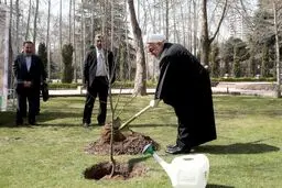 به مناسبت روز درختکاری و هفته منابع طبیعی رئیس جمهور یک اصله نهال غرس کرد