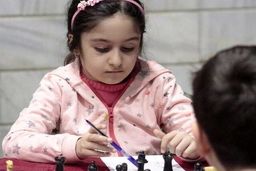 درس جوانمردی یک دختر ۷ ساله/ حریفش گریه کرد او از برد گذشت!