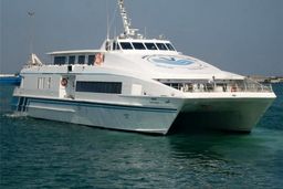 مسافران ایرانی از بندرشارجه امارات به بندر شهید باهنر بندرعباس منتقل شدند