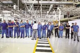 کارگران همچنان مشغول کارند!