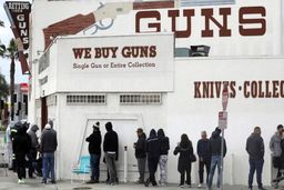ویروس کرونا؛ صف‌های طولانی در فروشگاه‌های سلاح در آمریکا