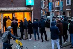 صف طولانی برای حشیش در هلند به خاطر کرونا!