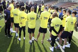 سران بارسلونا از بازیکنان می خواهند تا دستمزد خود را کاهش دهند و به باشگاه کمک مالی کنند