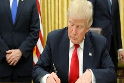 هتل‌های ترامپ ده‌ها نیرو اخراج کردند/ترامپ احتمال دریافت کمک دولتی را رد نکرد