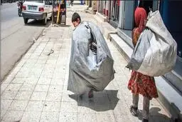 زباله، کرونا و یک لقمه نان/ کودک زباله گرد: «رئیسم گفته فقط معتاد‌ها کرونا می‌گیرن!»